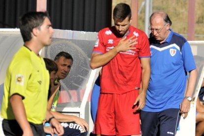 Manu del Moral abandona lesionado el campo de la Ciudad Deportiva en compañía del doctor Ignacio Arche.-Diego Mayor