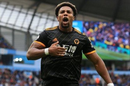 Adama Traoré celebra el primero de sus goles al City.-AFP / LINDSEY PAMABY