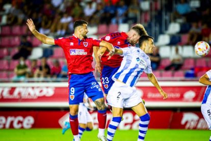 Rubén Mesa y Mario Barco en un encuentro ante el Alcoyano. MARIO TEJEDOR