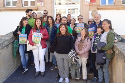 Asistentes de la Junta de Personal Docente que asistieron ayer a la rueda de prensa en el patio del colegio La Arboleda. V.R.A.