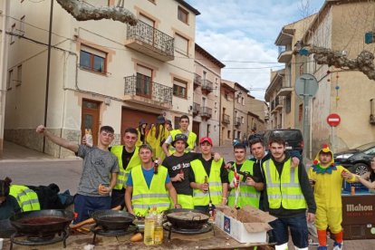 Grupo de jóvenes disfrazados y haciendo la comida en San Esteban.-ANA HERNANDO
