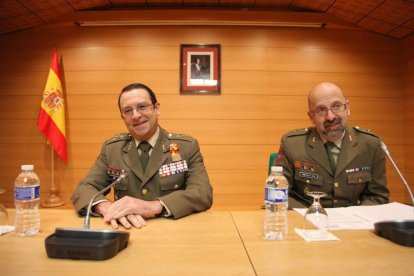 El general director de la Academia de Artillería, Alfredo Sanz y Calabria y el comandante Jesús González Laá (D)-Ical