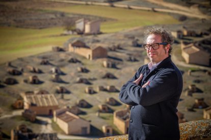 Bertrand Sourdais posa sobre las bodegas tradicionales de Atauta, localidad en la que cultiva las cepas de Dominio de Es, su proyecto vinícola junto con Antídoto. MARIO TEJEDOR