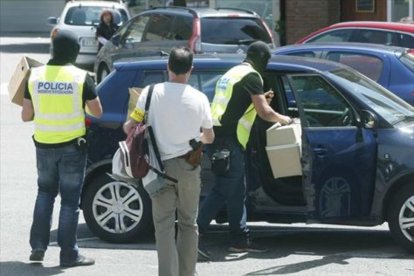 Varios mossos se llevan cajas con material incautado en el Hotel Arrahona de Sabadell.-EFE / ANDREU DALMAU