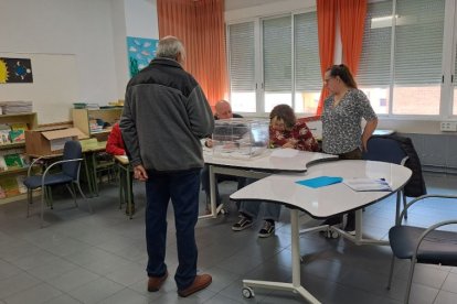 Persona votando este 28M por la mañana en la capital.-P.P.S.