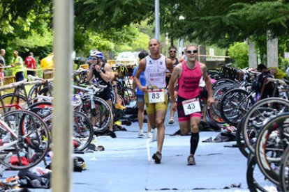 El triatlón Albel Antón de Almazán cumplía ayer su decimoquinta edición / A. Martínez-