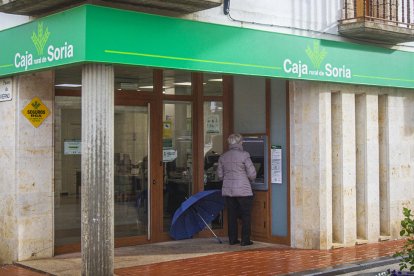 Una señora actualiza su libreta en Caja Rural de Soria. MARIO TEJEDOR