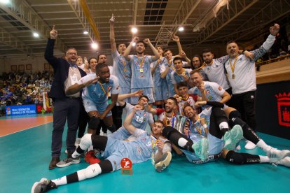 Los jugadores del Río Duero Voley Soria celebran la Copa del Rey. MARIO TEJEDOR