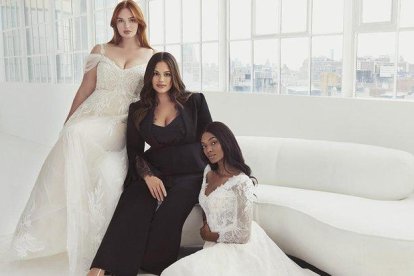 Ashley Graham, con dos modelos.-PRONOVIAS