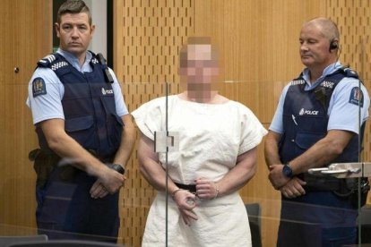 Brenton Harrison Tarrant, autor de la masacre de Nueva Zelanda, ha comparecido este sábado ante un tribunal de Christchurch y se ha despedido formando con su mano derecha algo parecido a ese OK invertido que utilizan los supremacistas blancos.-AFP/ MARK MITCHELL