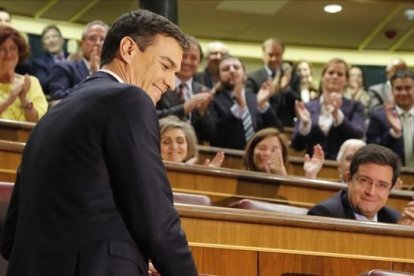 Pedro Sánchez es aplaudido por sus diputados en el debate de investidura, el pasado viernes.-AGUSTÍN CATALÁN