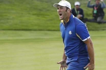 Jon Rahm celebra uno de sus golpes ganadores ante Tiger Woods en la Ryder Cup.-REUTERS / CARL RECINE