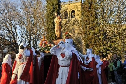 Detalle del Vía Crucis en la tarde de ayer.-VALENTÍN GUISANDE