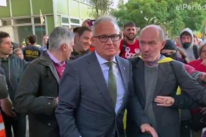 Varios manifestantes increpan al concejal del PP, Josep Bou, en el Palau de Congressos.-FERRAN NADEU