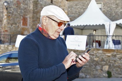 Una persona busca Internet con su móvil en el medio rural.-MARIO TEJEDOR