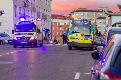 Ambulancias en el lugar de los hechos mientras la Policía Local regula el tráfico. MARIO TEJEDOR