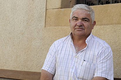 El alcalde, José Alberto Medina, durante la espera. / VALENTÍN GUISANDE-