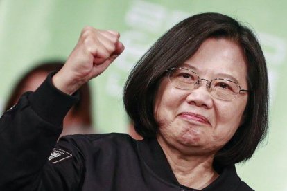 La política Tsai Ing-wen celebra su reeleción como presidenta de Taiwán.-HOW HWEE YOUNG (EPA)