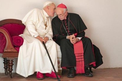 Benedicto XVI (Anthony Hopkins) y Francisco (Jonathan Pryce), en ’Los dos Papas’-