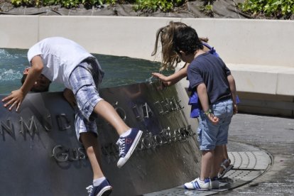 Niños refrescándose en la fuente del Rincón de Bécquer de Soria en una imagen de archivo. HDS