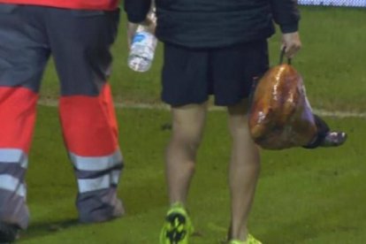 El curioso botiquín en forma de jamón usado por el Guijuelo ante el Atleti.-