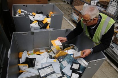 Cartas y paquetes en las instalaciones de Correos-RICARD CUGAT