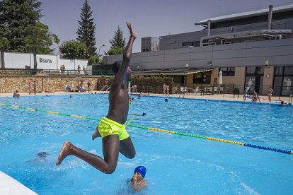 Personas refrescándose en una piscina de Soria durante la ola de calor de agosto de 2021. MARIO TEJEDOR