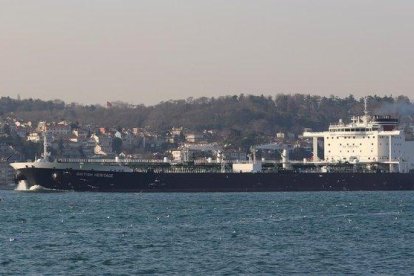 El buque petrolero ’The British Heritage’ salía del golfo Pérsico hacia el Estrecho de Ormuz.-CENGIZ TOKGOZ