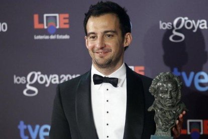 Alejandro Amenábar, con el Goya que ganó en el 2010.-JUAN MANUEL PRATS