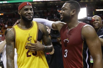 Dwyane Wade, al lado de su amigo Lebron James, en una imagen de archivo-LYNNE SLADKY (AP)