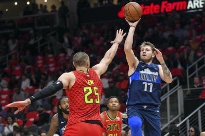 Luka Doncic lanza a canasta por encima de Alex Len en el partido disputado en Atlanta-DALE ZANINE