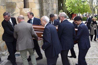 Amigos y familiares introducen el féretro en la iglesia.-NOELIA MARTÍNEZ