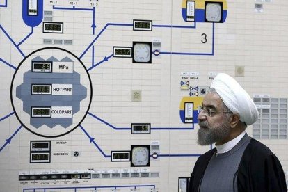 El presidente iraní, Hassan Rouhani, visita la central nuclear de Bushehr a las afueras de Bushehr, en una imagen de archivo.-MOHAMMAD BERNO (AP)