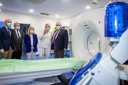 El Consejero de Salud visita el nuevo servicio de TAC del Hospital Santa Bárbara. MARIO TEJEDOR