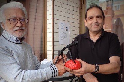 Esteban García recogiendo el primer premio del concurso de manos de Carmelo Esteban.-HDS