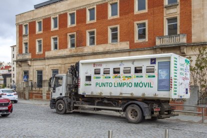 El punto limpio móvil en un cambio de barrio. MARIO TEJEDOR