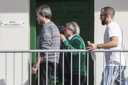 Alfonso Rus, a su llegada a la comandancia de la Guardia Civil de Valencia para prestar declaración.-MIGUEL LORENZO