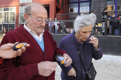 Los asistentes prueban el preciado molusco/ VALENTÍN GUISANDE-