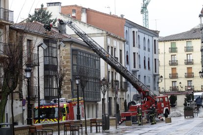 Los bomberos, ayer, en una actuación en la capital. LUIS ÁNGEL TEJEDOR