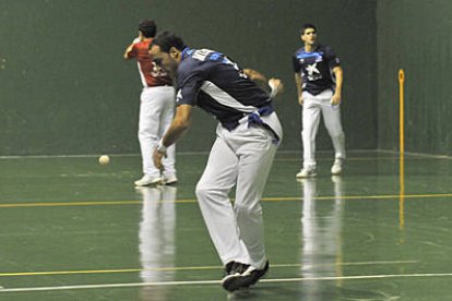 Unos pelotaris durante un torneo en la provincia. / VALENTÍN GUISANDE-