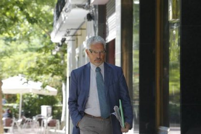 El juez Santiago Vidal, llegando a la Audiencia Nacional, el mayo pasado.-Foto: AGUSTÍN CATALÁN