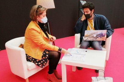 Uno de los encuentros mantenidos en la feria.-HDS