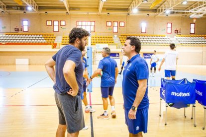 Toribio charla con Sevillano en la previa de un entrenamiento en Los Pajaritos. MARIO TEJEDOR