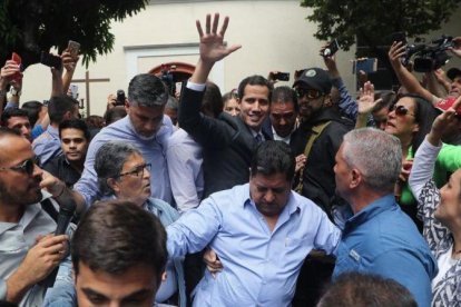 Juan Guaidó a su llegada a una plaza del este de Caracas.-EFE/ MIGUEL GUTIÉRREZ