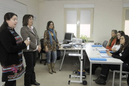 Ana Romero, secretaria provincial de CC OO, en primer término, junto a Rosa Romero, edil de Bienestar Social, en la presentación del curso. / ÁLVARO MARTÍNEZ-