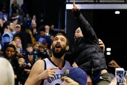 Marc Gasol con un joven hincha de los Grizzlies tras un partido esta semana.-EFE