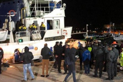 El barco Mare Jonio atracado en el puerto de Lampedusa este martes.-EFE / ELIO DESIDERIO