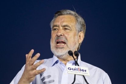 Alejandro Guillier se dirige a sus seguidores, en el cierre de campaña, en el exterior del Palacio de la Moneda, en Santiago, el 14 de diciembre.-/ AP / ESTEBAN FELIX