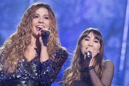 Miriam y Aitana, en la 12ª gala del concurso musical de TVE Operación Triunfo.-/ PERIODICO