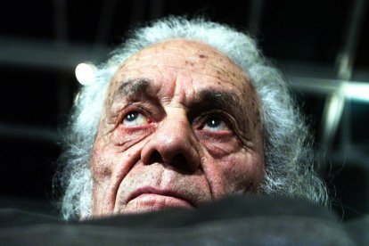 El poeta y escritor chileno Nicanor Parra posa en su casa, en Las Cruces (Chile), en agosto del 2001-/ MARIO RUIZ (EFE)